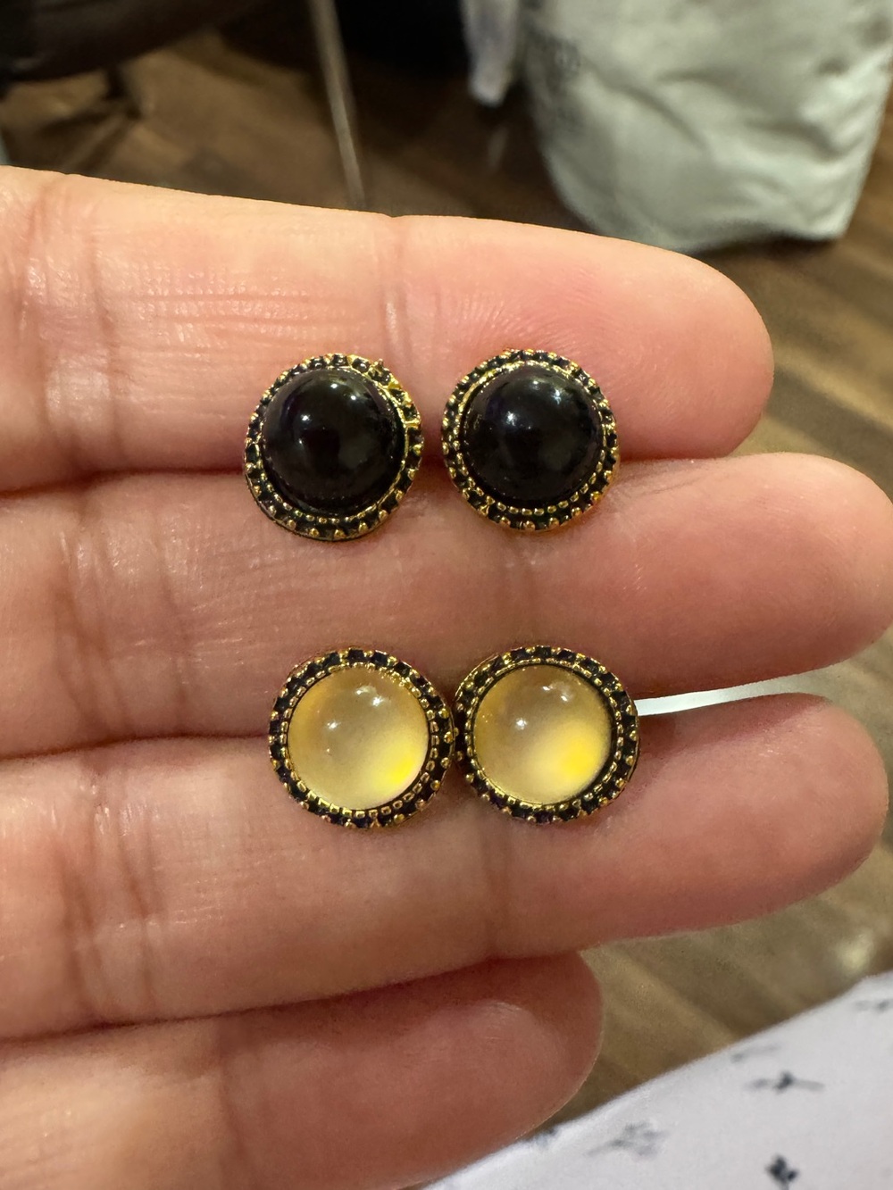2 pairs Women’s Stud Earrings - Black and Amber